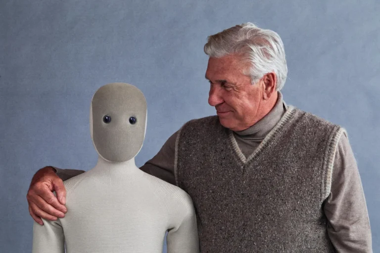 Humanoid robot står bredvid en äldre man