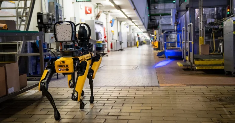Fyrbent robot går genom en livsmedelsfabrik