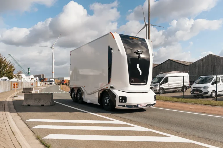 Eldriven lastbil utan förarhytt på en väg i ett industriområde