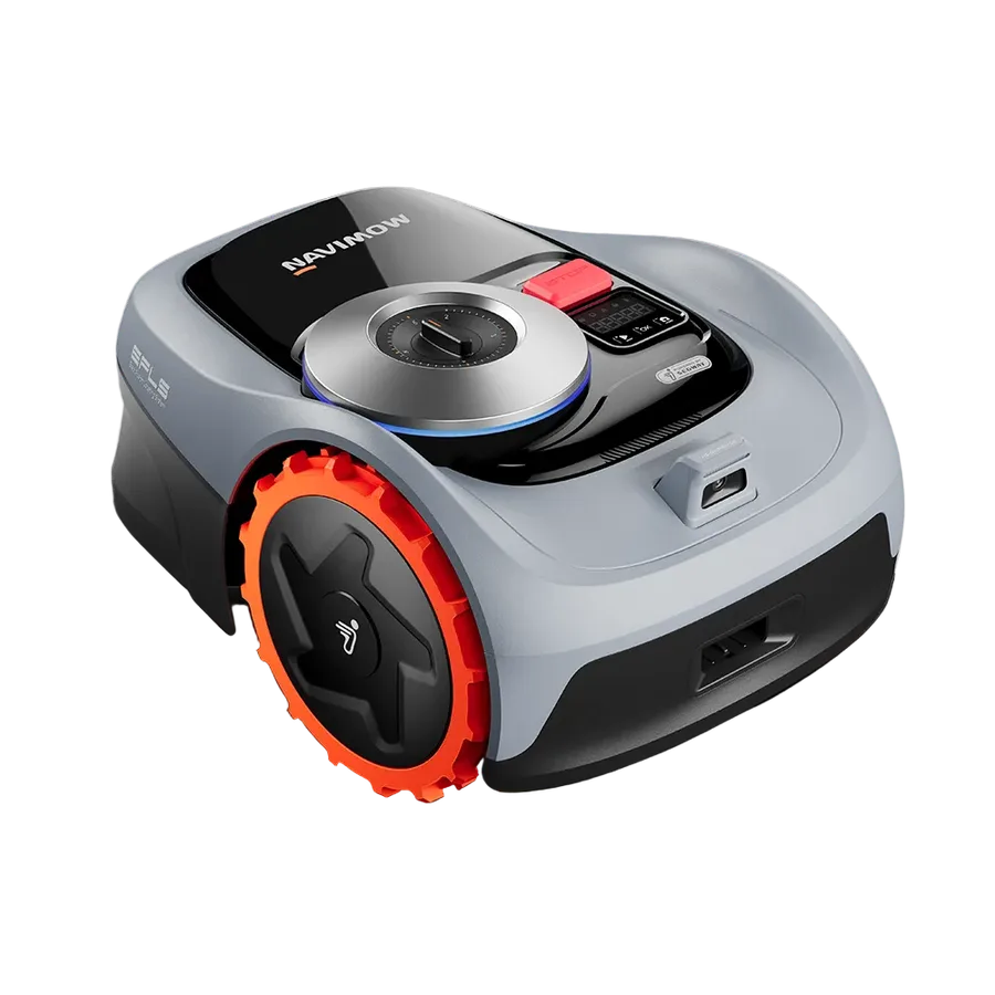 Grå robotgräsklippare med orange hjul och kamera i fronten mot vit bakgrund